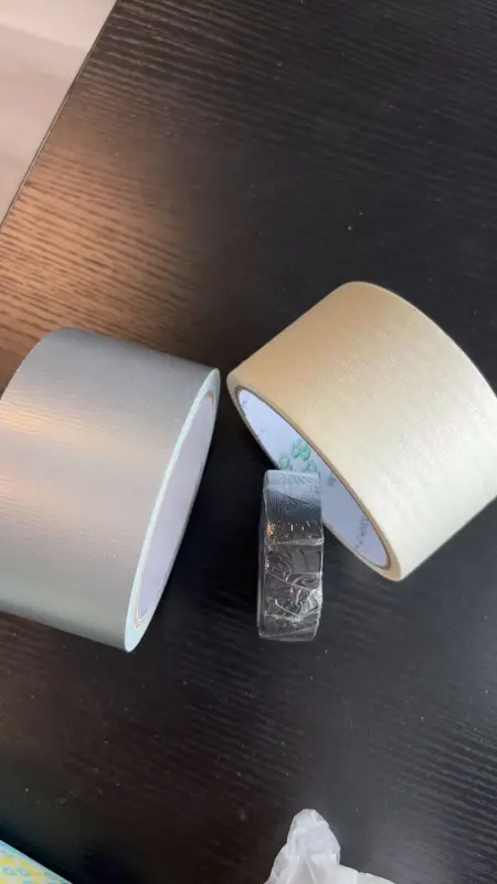 Materiali autoadesivi comunemente utilizzati e loro proprietà